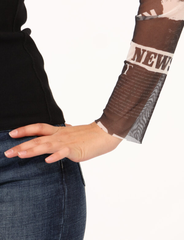 Maglia Desigual Nero - Maglia su base nera con maniche lunghe velate e stampate. La vestibilità è morbida e regolare. La mag
