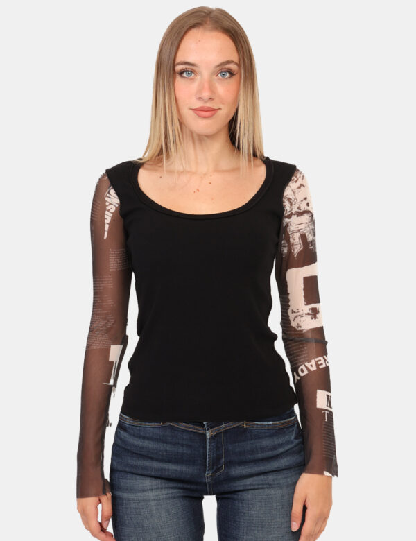 Maglia Desigual Nero - Maglia su base nera con maniche lunghe velate e stampate. La vestibilità è morbida e regolare. La mag