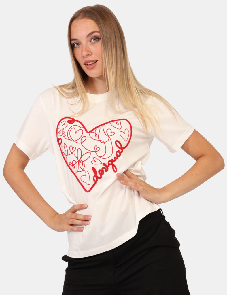 T-shirt Desigual Bianco - T-shirt classica su base bianca con stampa cuore e logo brand rossa e in rilievo. La vestibilità è