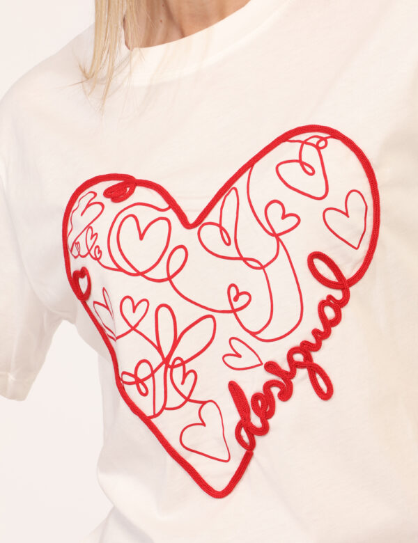 T-shirt Desigual Bianco - T-shirt classica su base bianca con stampa cuore e logo brand rossa e in rilievo. La vestibilità è