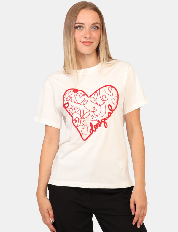 T-shirt Desigual Bianco - T-shirt classica su base bianca con stampa cuore e logo brand rossa e in rilievo. La vestibilità è