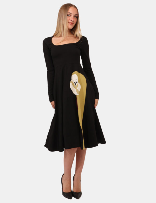 Vestito Desigual Nero - Vestito lungo con maniche lunghe, girocollo classico, su base nera con stampa gialla. La vestibilità