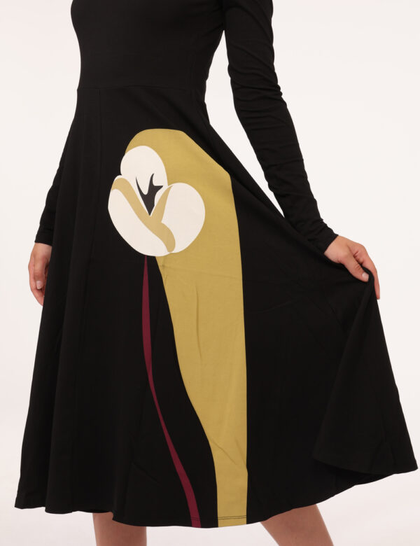 Vestito Desigual Nero - Vestito lungo con maniche lunghe, girocollo classico, su base nera con stampa gialla. La vestibilità