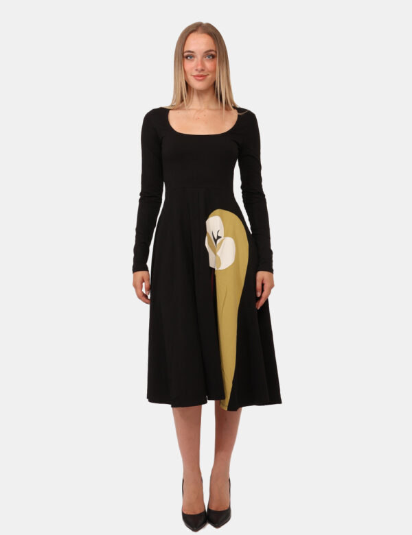 Vestito Desigual Nero - Vestito lungo con maniche lunghe, girocollo classico, su base nera con stampa gialla. La vestibilità
