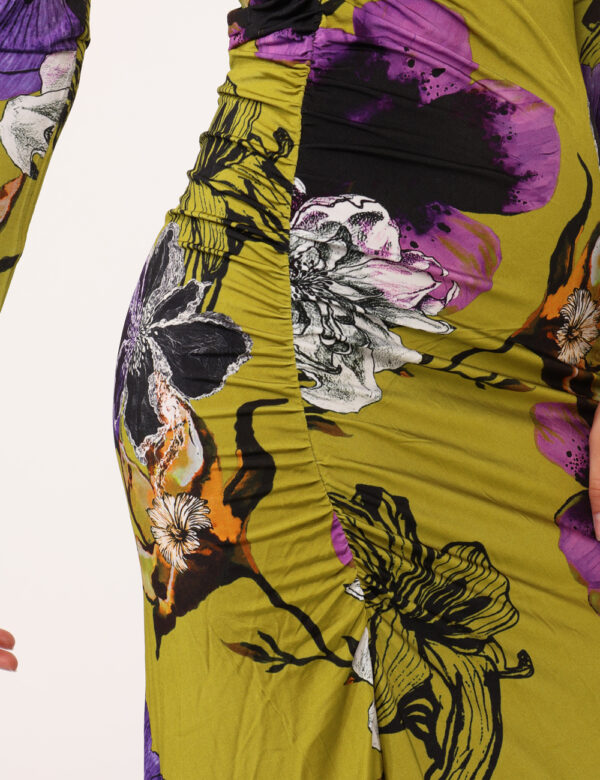Vestito Desigual Verde - Vestito lungo con maniche lunghe, scollo irregolare, su base verde con stampa floreale viola. La ve