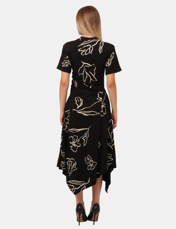 Vestito Desigual Nero - Vestito lungo a maniche corte, su base nera con stampa floreale beige. La vestibilità è morbida e re