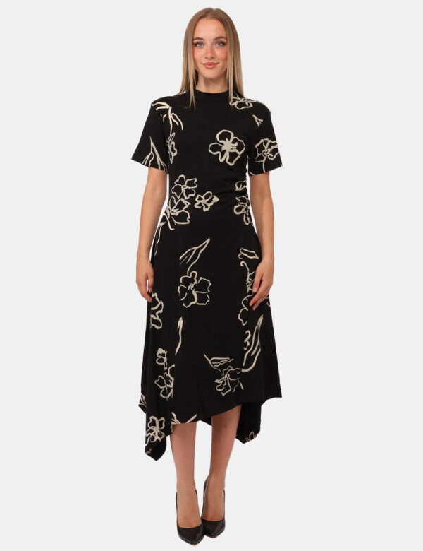 Vestito Desigual Nero - Vestito lungo a maniche corte, su base nera con stampa floreale beige. La vestibilità è morbida e re