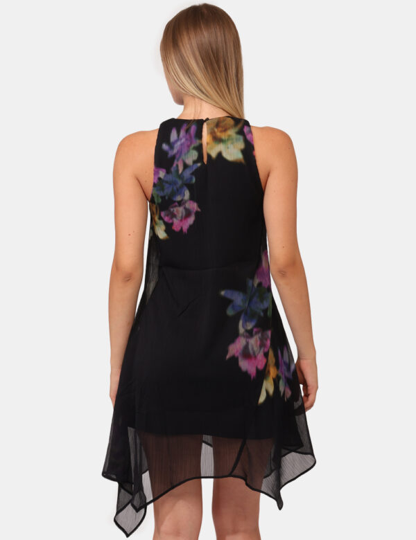 Vestito Desigual Nero - Vestito lunghezza media, smanicato, su base nera con stampa floreale in tinta viola. La vestibilità