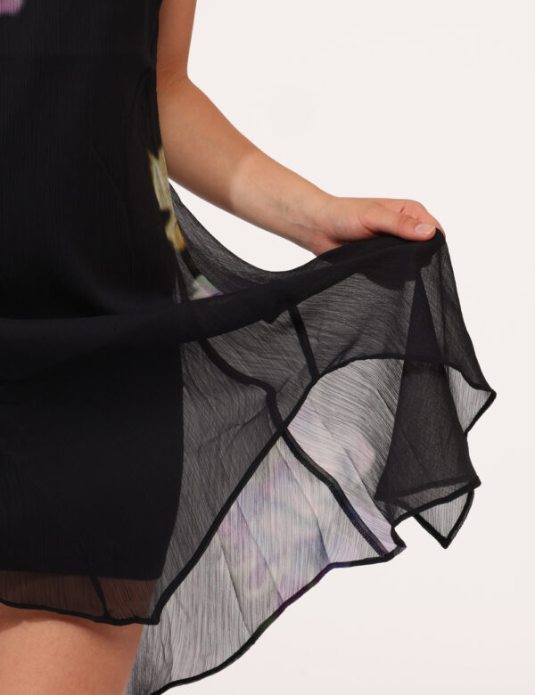 Vestito Desigual Nero - Vestito lunghezza media, smanicato, su base nera con stampa floreale in tinta viola. La vestibilità