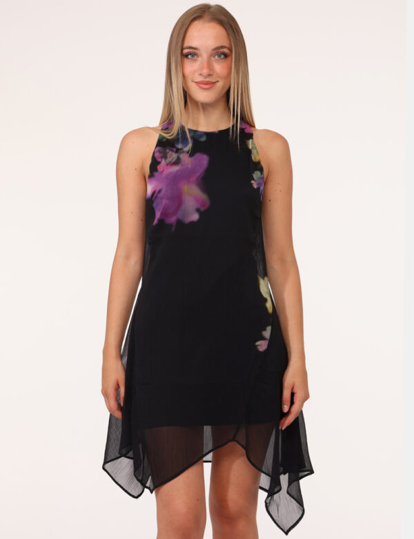 Vestito Desigual Nero - Vestito lunghezza media, smanicato, su base nera con stampa floreale in tinta viola. La vestibilità