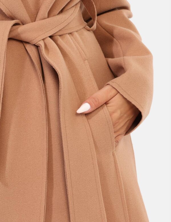 Cappotto Materica Marrone - Cappotto lungo in total marrone cammello, con tasche a taglio trasversale. La vestibilità è morb