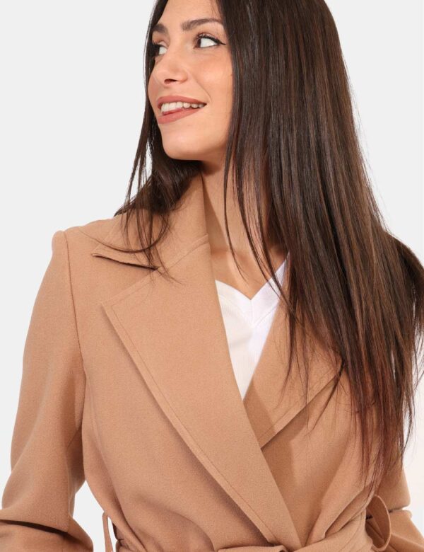 Cappotto Materica Marrone - Cappotto lungo in total marrone cammello, con tasche a taglio trasversale. La vestibilità è morb