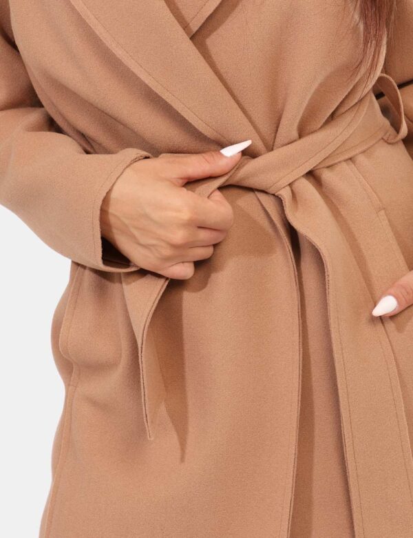 Cappotto Materica Marrone - Cappotto lungo in total marrone cammello, con tasche a taglio trasversale. La vestibilità è morb