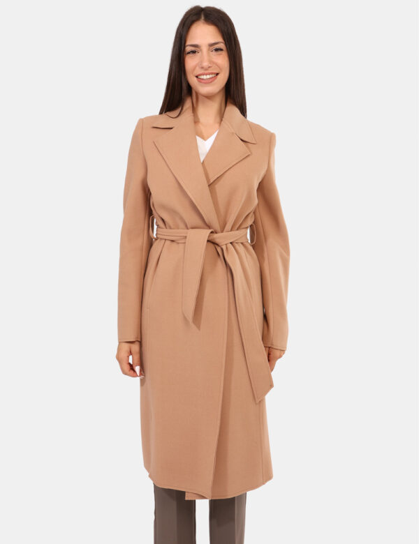 Cappotto Materica Marrone - Cappotto lungo in total marrone cammello, con tasche a taglio trasversale. La vestibilità è morb