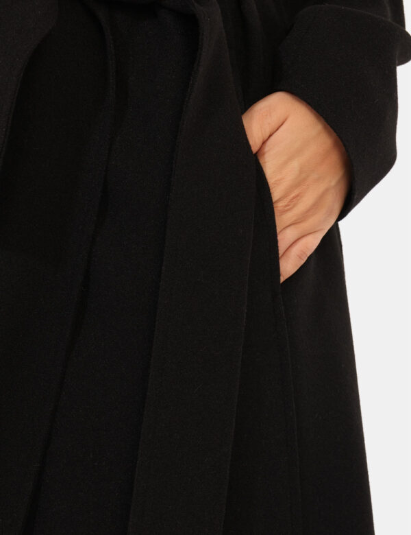 Cappotto Materica Nero - Cappotto lungo in total nero, con tasche a taglio trasversale. La vestibilità è morbida e regolabil