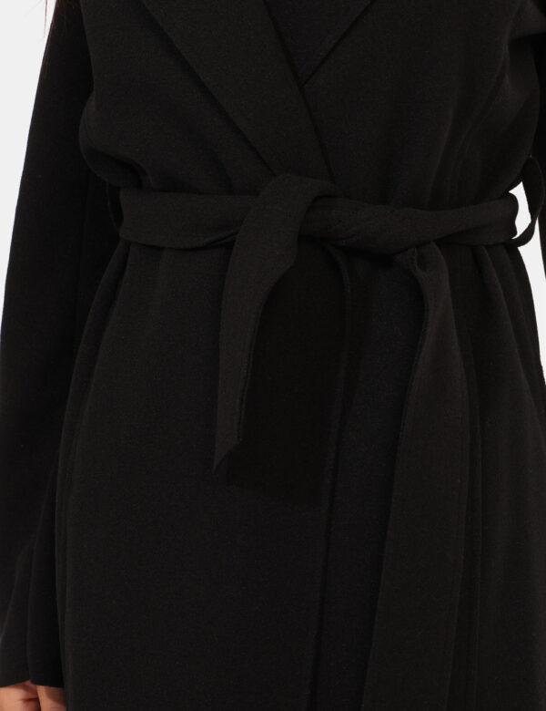 Cappotto Materica Nero - Cappotto lungo in total nero, con tasche a taglio trasversale. La vestibilità è morbida e regolabil