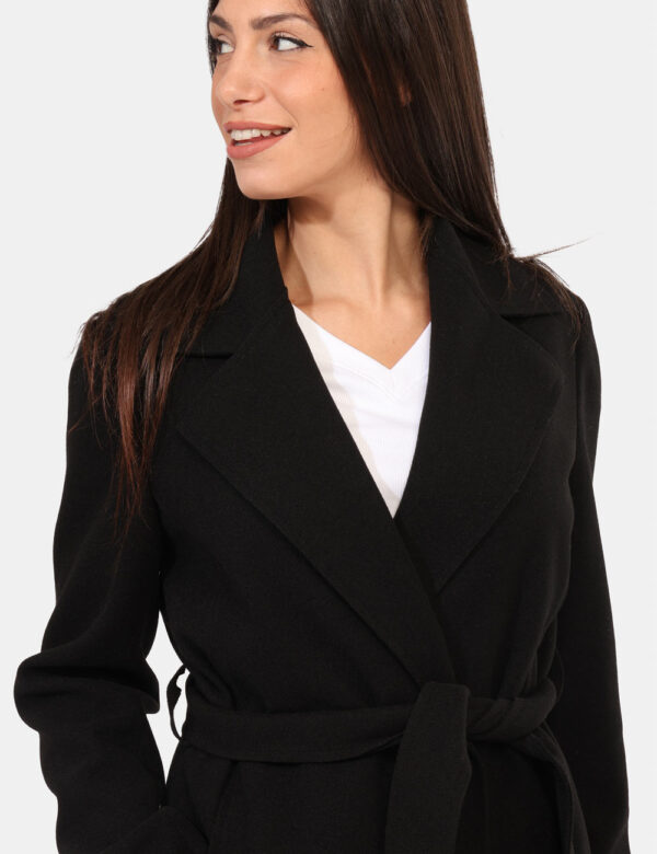 Cappotto Materica Nero - Cappotto lungo in total nero, con tasche a taglio trasversale. La vestibilità è morbida e regolabil