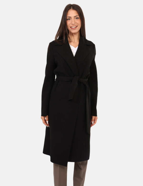 Cappotto Materica Nero - Cappotto lungo in total nero, con tasche a taglio trasversale. La vestibilità è morbida e regolabil