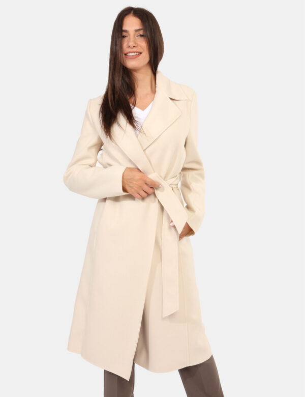 Cappotto Materica Panna - Cappotto lungo in total bianco panna, con tasche a taglio trasversale. La vestibilità è morbida e