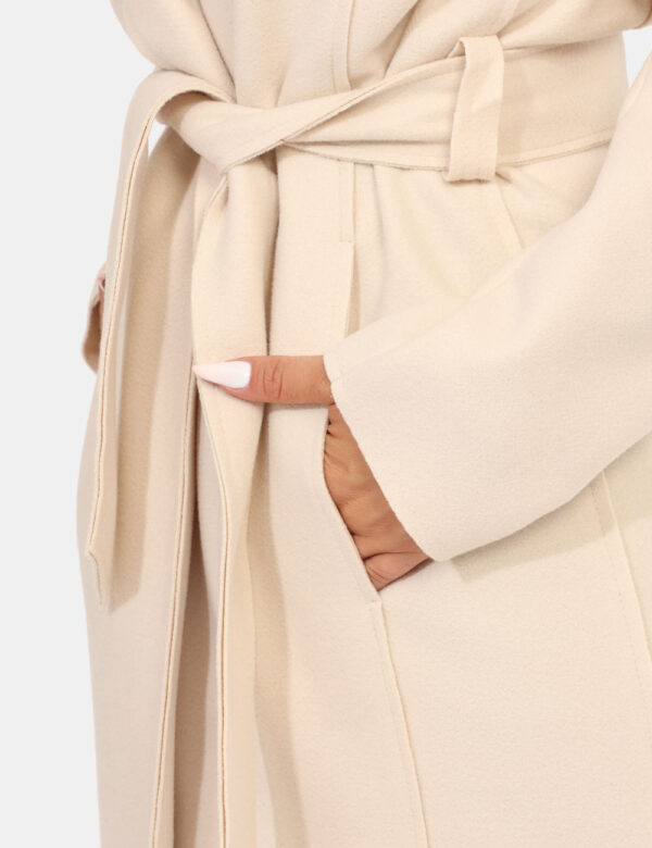 Cappotto Materica Panna - Cappotto lungo in total bianco panna, con tasche a taglio trasversale. La vestibilità è morbida e
