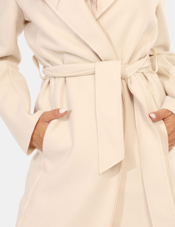 Cappotto Materica Panna - Cappotto lungo in total bianco panna, con tasche a taglio trasversale. La vestibilità è morbida e