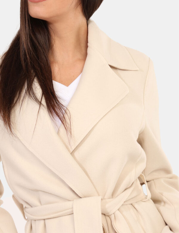 Cappotto Materica Panna - Cappotto lungo in total bianco panna, con tasche a taglio trasversale. La vestibilità è morbida e
