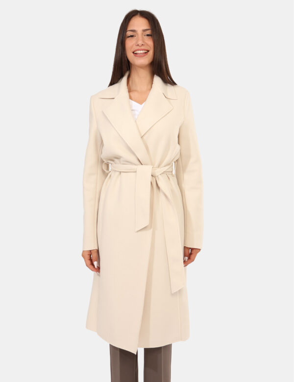 Cappotto Materica Panna - Cappotto lungo in total bianco panna, con tasche a taglio trasversale. La vestibilità è morbida e
