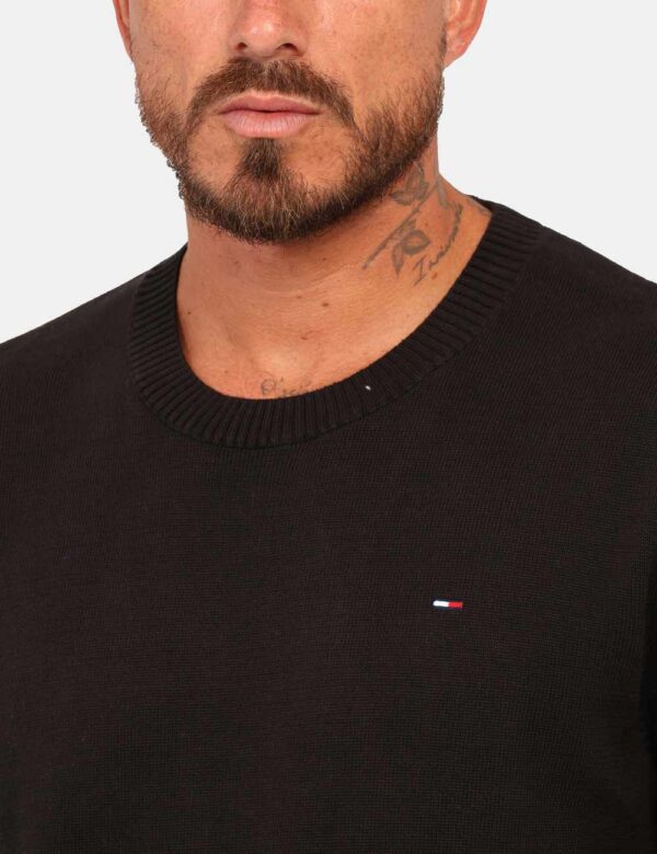 Maglione Tommy Hilfiger Nero - Magliona classico in total nero, con piccolo patch ricamato logo brand. La vestibilità del ca