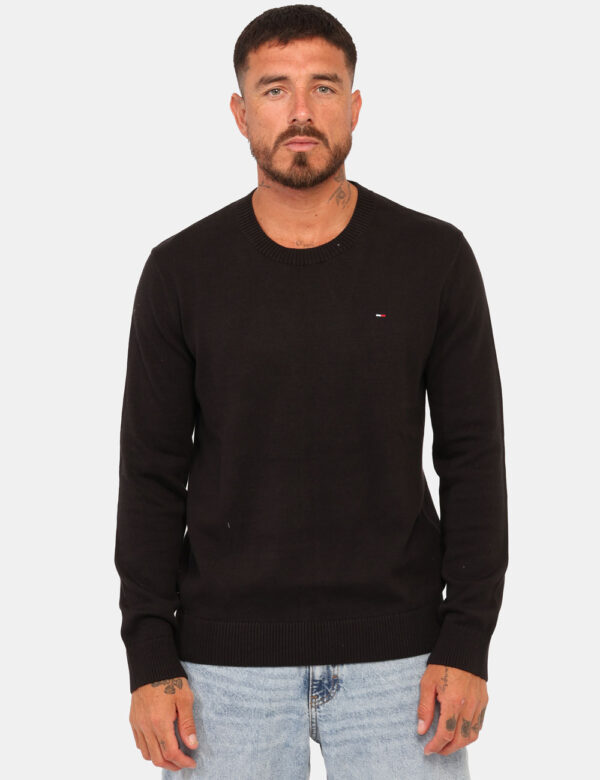 Maglione Tommy Hilfiger Nero - Magliona classico in total nero, con piccolo patch ricamato logo brand. La vestibilità del ca