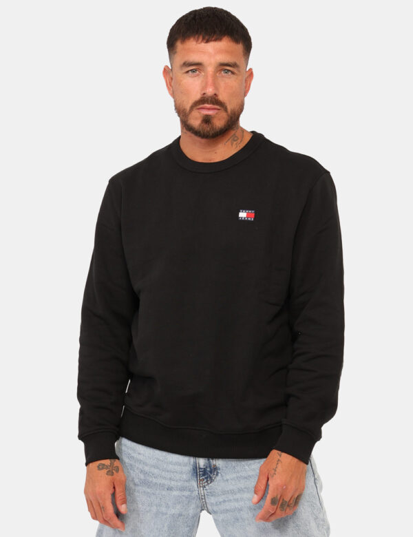 Felpa Tommy Hilfiger Nero - Felpa classica garzata in total nero con patch logo brand. La vestibilità è morbida e regolare.