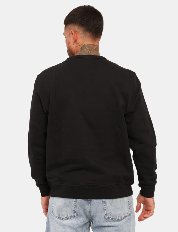 Felpa Tommy Hilfiger Nero - Felpa classica garzata in total nero con patch logo brand. La vestibilità è morbida e regolare.