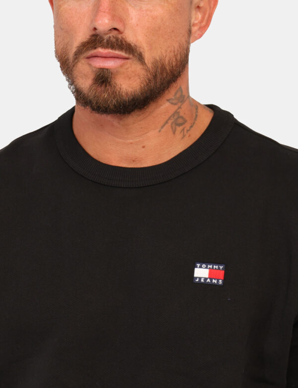 Felpa Tommy Hilfiger Nero - Felpa classica garzata in total nero con patch logo brand. La vestibilità è morbida e regolare.