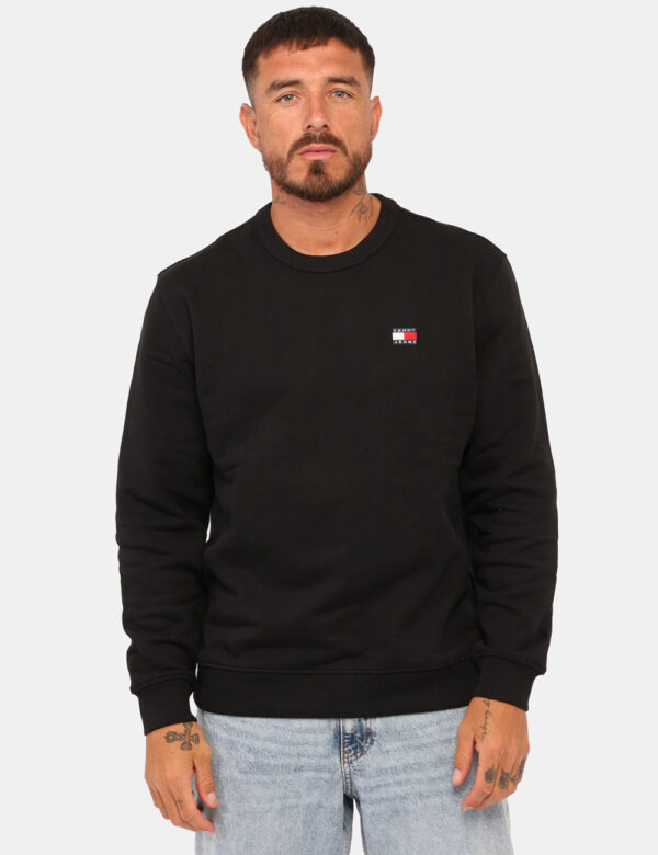 Felpa Tommy Hilfiger Nero - Felpa classica garzata in total nero con patch logo brand. La vestibilità è morbida e regolare.