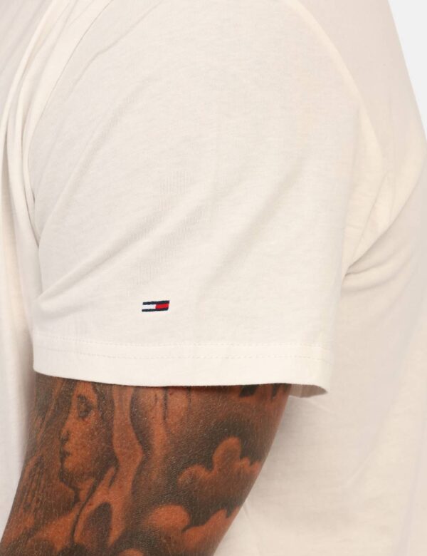 T-shirt Tommy Hilfiger Bianco - T-shirt basica in total bianco con stampa logo brand nero. La vestibilità è morbida e regola