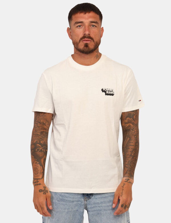 T-shirt Tommy Hilfiger Bianco - T-shirt basica in total bianco con stampa logo brand nero. La vestibilità è morbida e regola
