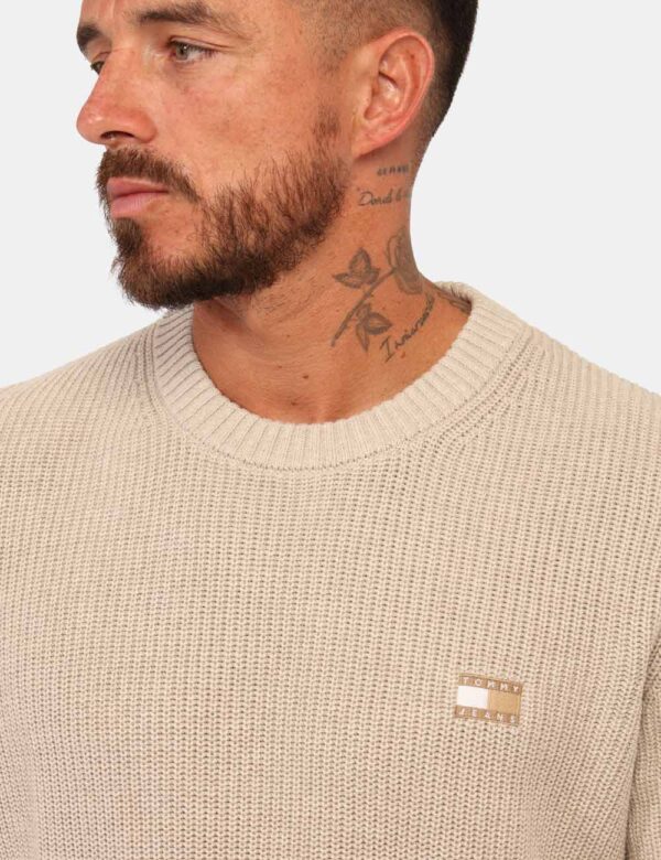 Maglione Tommy Hilfiger Beige - Magliona classico in total beige su trama lavorata con patch logo brand. La vestibilità del