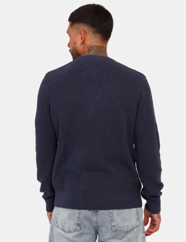 Maglione Tommy Hilfiger Blu - Magliona classico in total blu su trama lavorata con patch logo brand. La vestibilità del capo