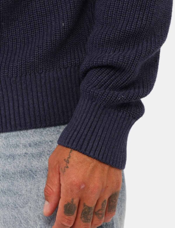 Maglione Tommy Hilfiger Blu - Magliona classico in total blu su trama lavorata con patch logo brand. La vestibilità del capo