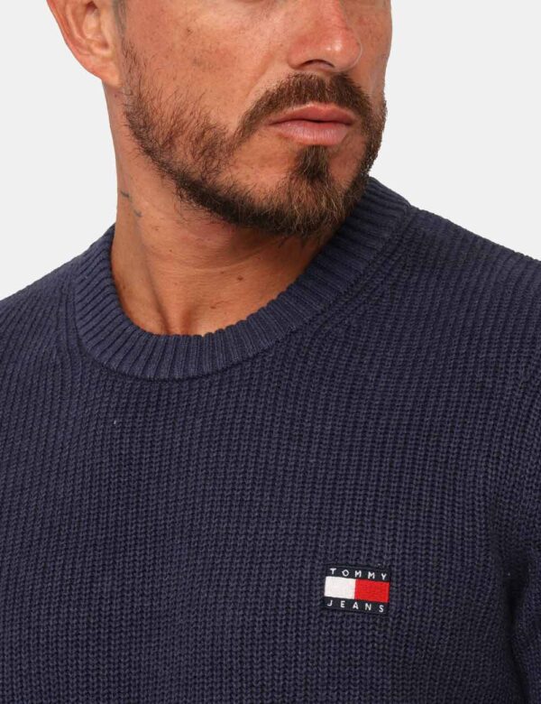 Maglione Tommy Hilfiger Blu - Magliona classico in total blu su trama lavorata con patch logo brand. La vestibilità del capo
