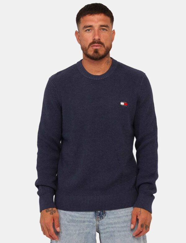 Maglione Tommy Hilfiger Blu - Magliona classico in total blu su trama lavorata con patch logo brand. La vestibilità del capo