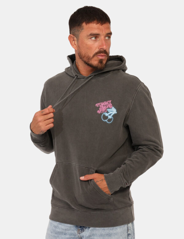Felpa Tommy Hilfiger Grigio - Felpa classica garzata con cappuccio, in total grigio con piccola stampa fluo sul fronte e sta