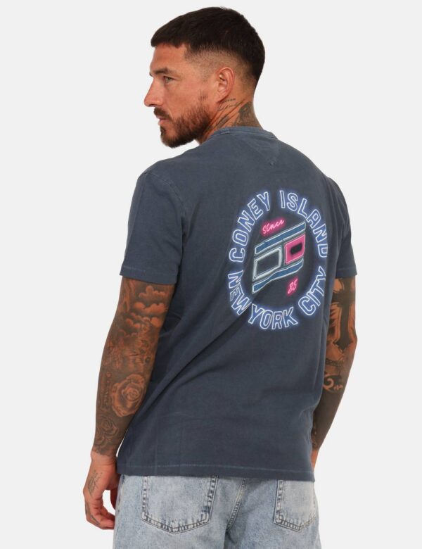 T-shirt Tommy Hilfiger Blu - T-shirt basica in total blu con piccola stampa coordinata sul fronte e big stampa sul retro. La