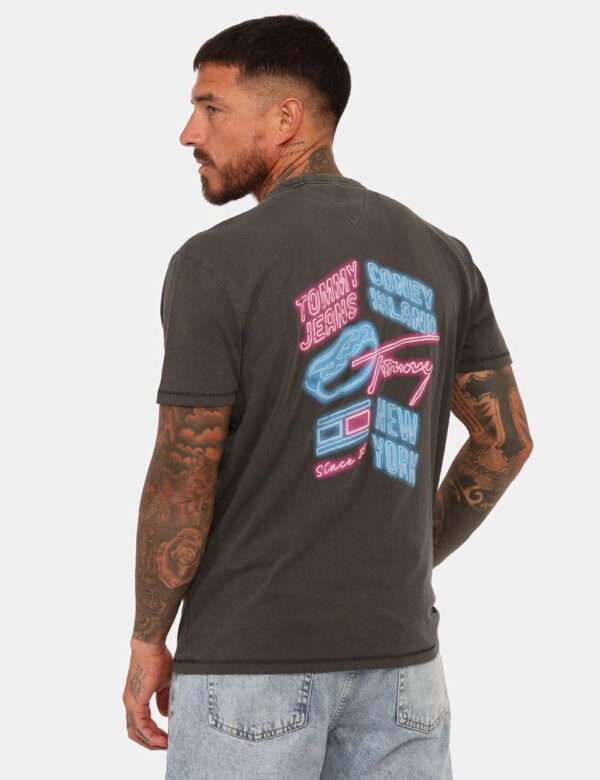 T-shirt Tommy Hilfiger Grigio - T-shirt basica in total grigio scuro con piccola stampa coordinata sul fronte e stampa big s