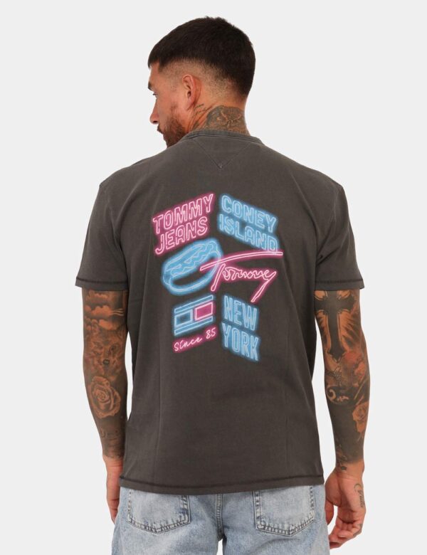 T-shirt Tommy Hilfiger Grigio - T-shirt basica in total grigio scuro con piccola stampa coordinata sul fronte e stampa big s
