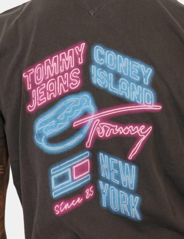 T-shirt Tommy Hilfiger Grigio - T-shirt basica in total grigio scuro con piccola stampa coordinata sul fronte e stampa big s