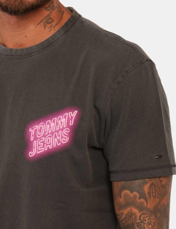 T-shirt Tommy Hilfiger Grigio - T-shirt basica in total grigio scuro con piccola stampa coordinata sul fronte e stampa big s