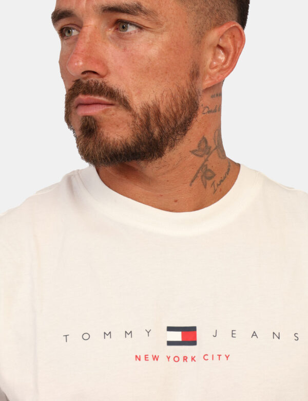 T-shirt Tommy Hilfiger Bianco - T-shirt basica in total bianco con stampa logo brand coordinata. La vestibilità è morbida e