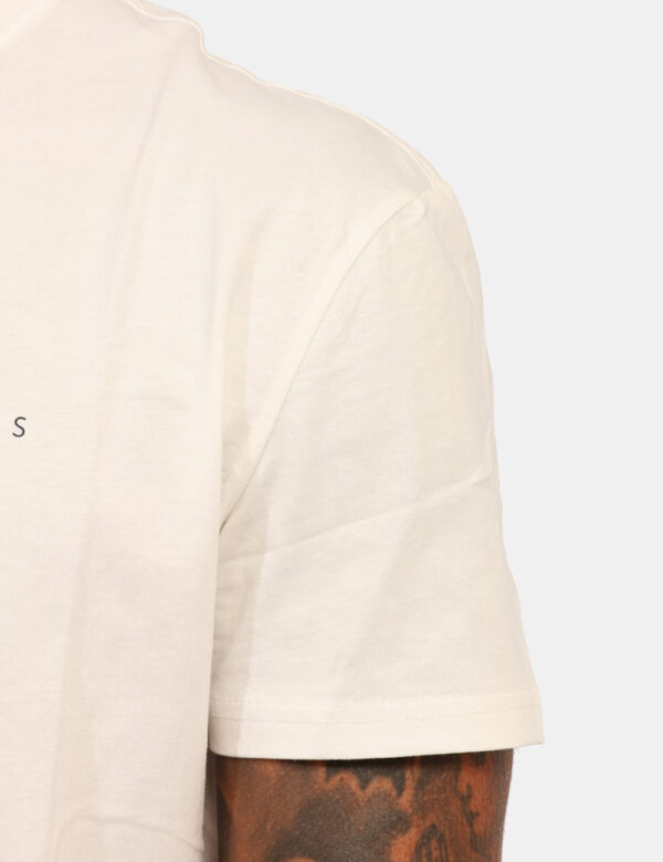 T-shirt Tommy Hilfiger Bianco - T-shirt basica in total bianco con stampa logo brand coordinata. La vestibilità è morbida e