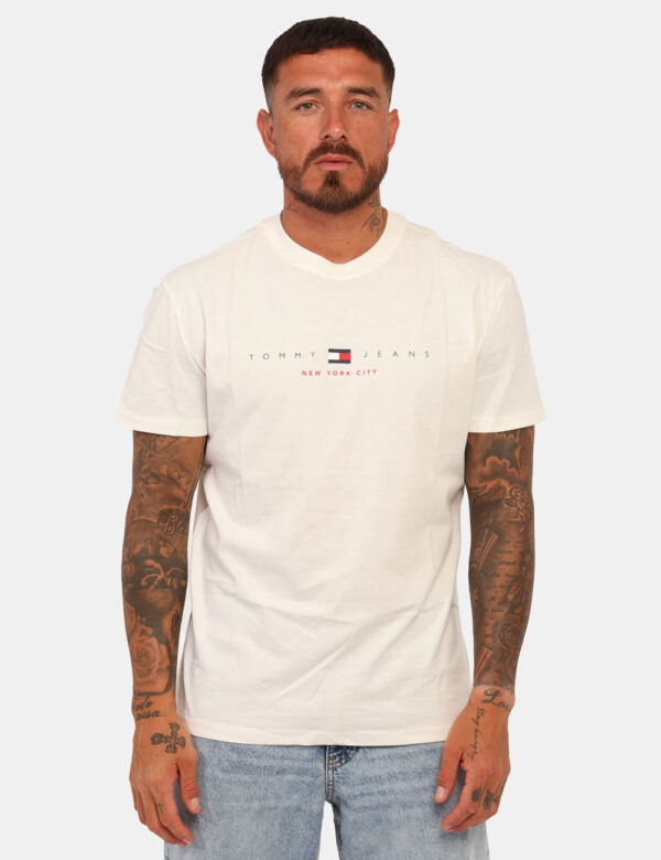 T-shirt Tommy Hilfiger Bianco - T-shirt basica in total bianco con stampa logo brand coordinata. La vestibilità è morbida e
