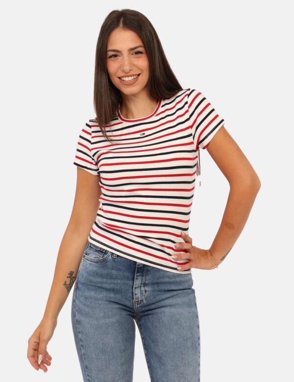 T-shirt Tommy Hilfiger Bianco - T-shirt in maglina su bianca rigata in blu e rosso. La vestibilità è morbida e regolare. La